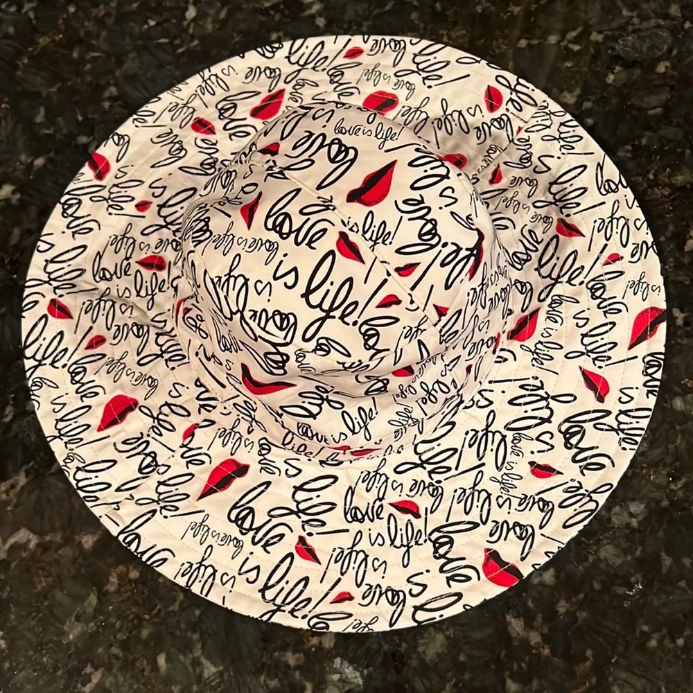 Diane Von Furstenberg hat - Picture 1 of 3